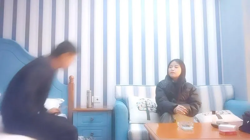 【新片速遞】2023.12.30，【模特写真拍摄丶探花】，寒冷冬夜，漂亮小姐姐相约酒店，还是个一线天，屄缝抠不停插得表情扭曲