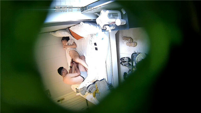 《监控破解》眼镜哥带着漂亮的女友酒店开房鸡巴不行就用按摩棒玩女友的B