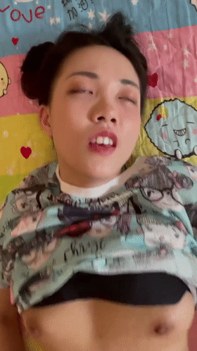 【极品反差婊】农村土炕操轻熟女人妻，真tm会叫床，叫声诱人，无套狂艹内射，特写怼脸、内射流精画面！