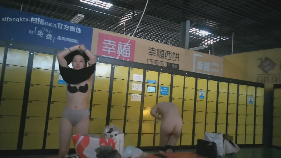 十二月新流出大神潜入水上乐园更衣室❤️偷拍隐形文胸美女VS纹身靓妹性感的逼毛
