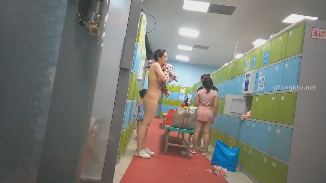 十二月新流出大神潜入水上乐园更衣室❤️过道密集区偷拍也不怕被人发现