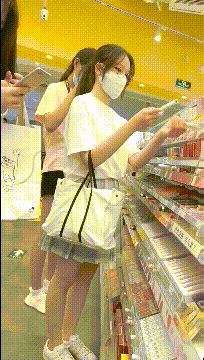 超市跟随偷窥跟闺蜜逛街的Jk眼镜小姐姐 白色小内内紧紧卡着性感大屁屁