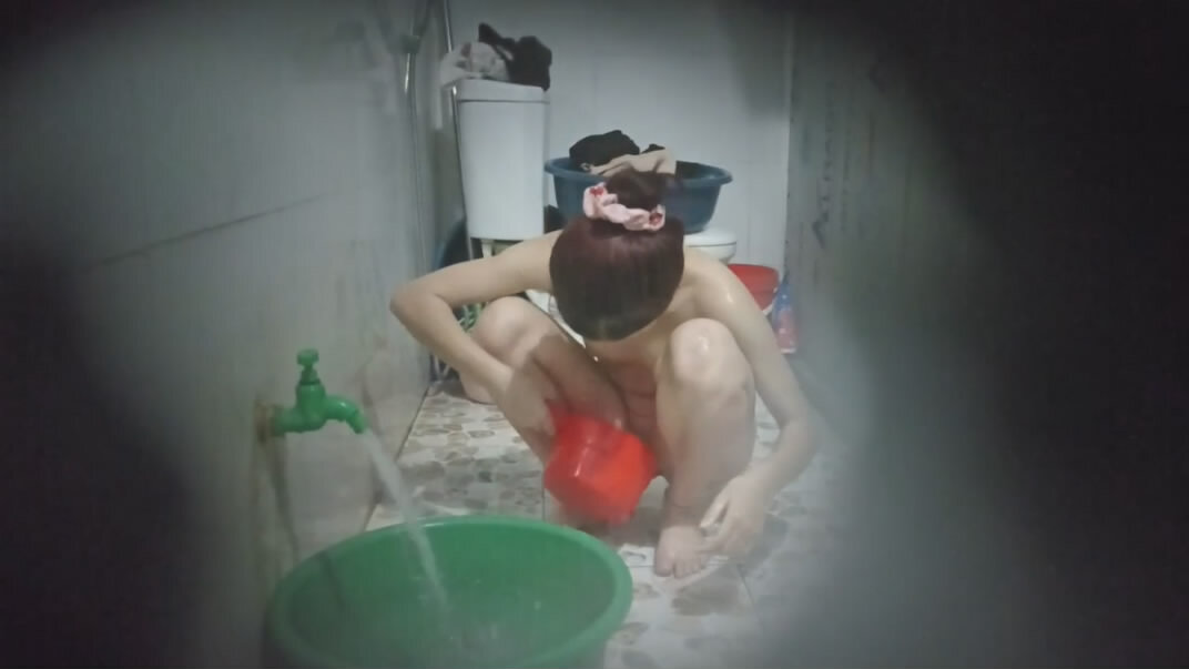 咸湿房东浴室洞中偷窥❤️租客打工妹坐在地上洗冷水澡用勺子往逼逼冲水