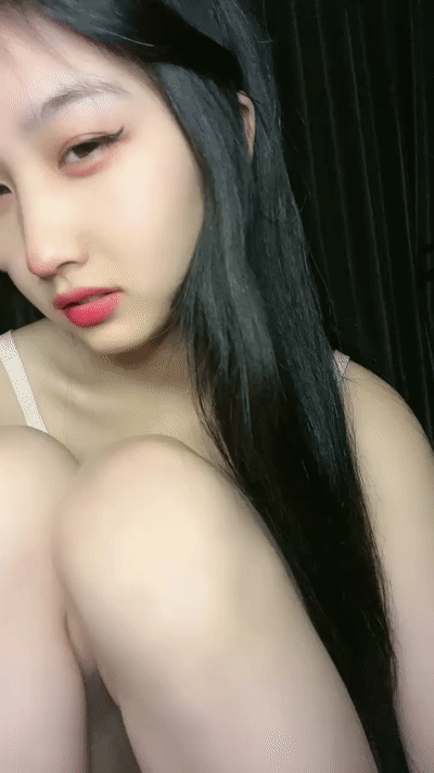 顶级尤物美少女！外表甜蜜娇滴滴！来大姨妈小露嫩穴，白嫩奶子揉捏，掰开小穴近距离特写