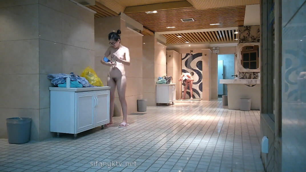 十二月新流出大神潜入温泉洗浴会所浴池偷拍几个泡澡的美女❤️纹身姐妹花一边泡澡一边看平板电脑