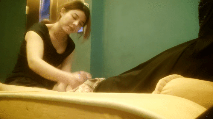 2023-12-06【高质量技师】接连两个美女技师，骑在身上按摩，抓着奶子随便摸，掏出吊给打飞机