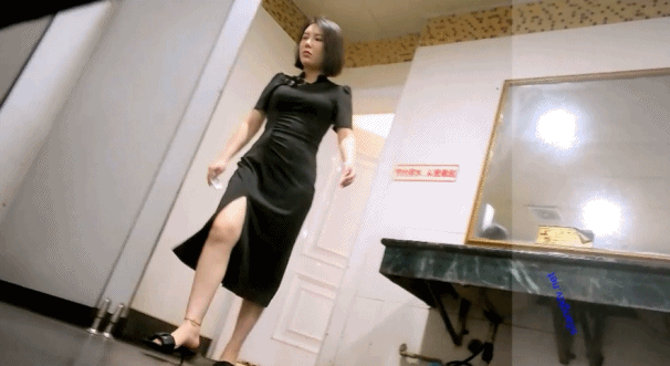 ⭐隔墙有眼⭐⭐原创厕拍⭐⭐⭐巨乳高跟连身裤上下全失守