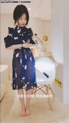 【猎奇尝鲜 内部群直播 美女模特展示各种骚衣服顶级擦边】18V
