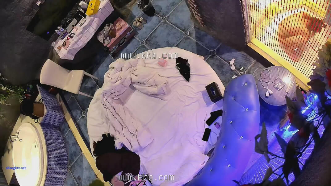 2024-1-16流出酒店浴缸房偷拍❤️躺玩手机考完试出来放松的情侣内射后蹲着洗逼