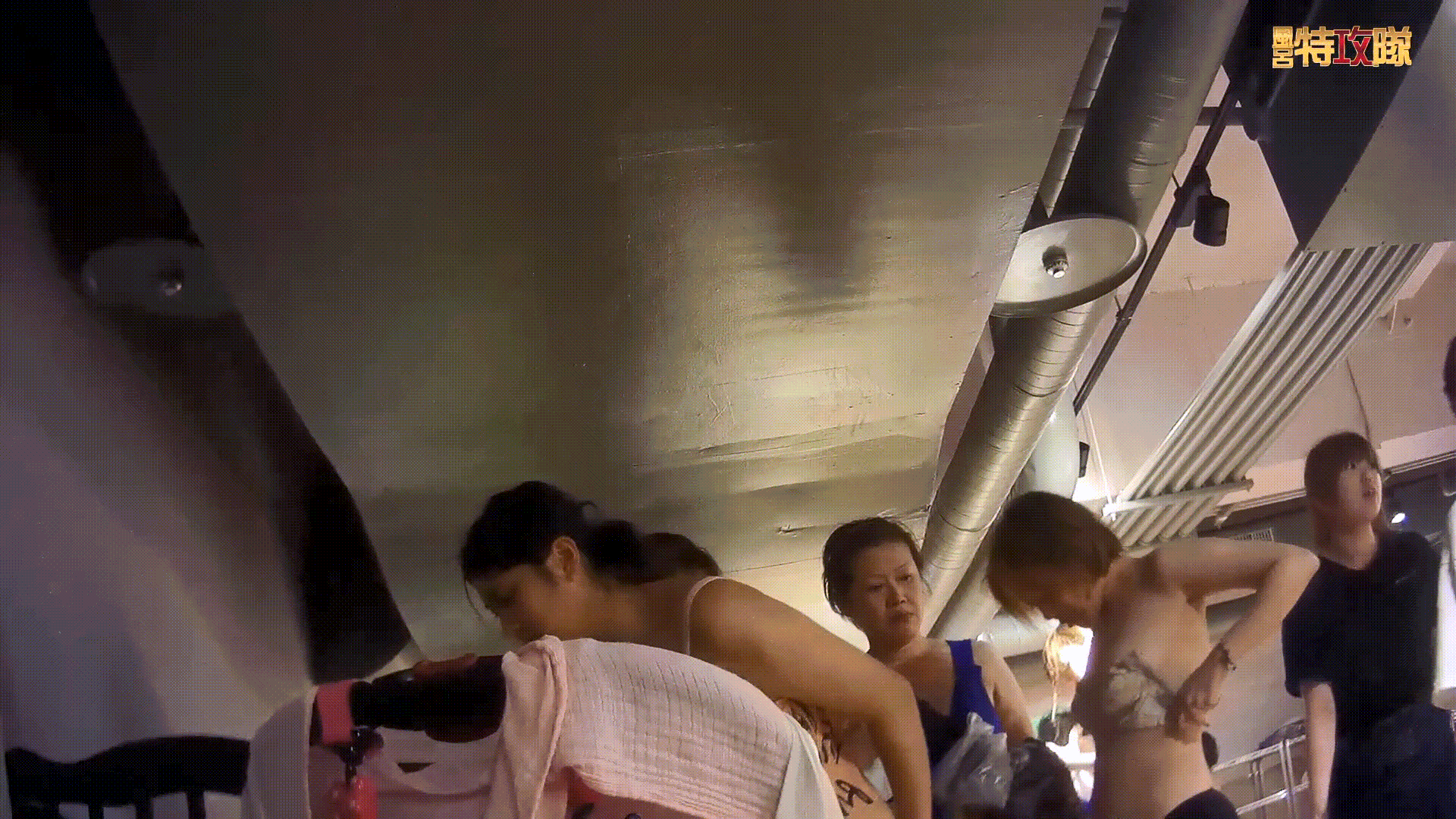 大众浴室偷窥多位美少妇角度非常刁钻专门拍她们的小鲍鱼