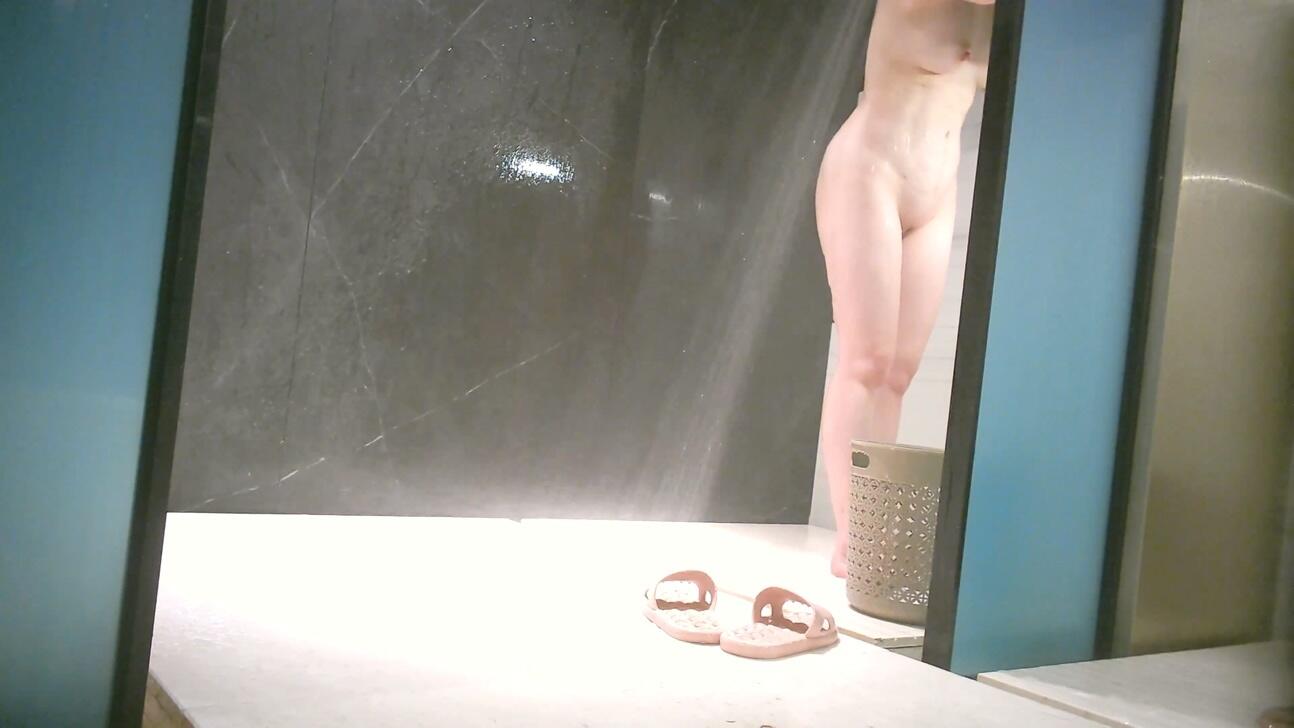 《贵在真实✅极限偸拍》女人坑女人！温泉洗浴女士区内部曝光，眼花缭乱一丝不挂肉欲横流，好多极品，白皙大奶天然白虎长得也漂亮