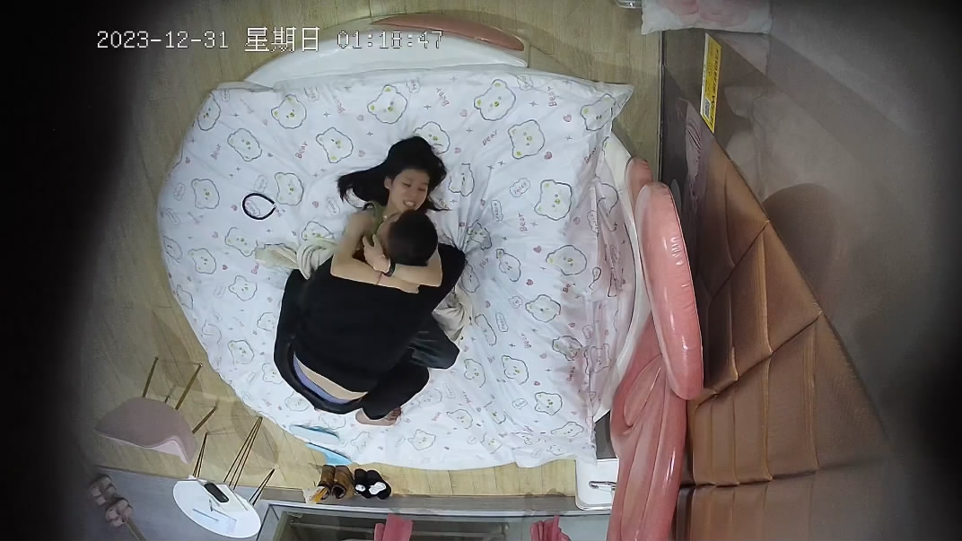2024-1-1新流出酒店情趣大圆床多角度偷拍❤️舔鲍达人 趴在女友穴上就是狂舔 给舔的嗷嗷叫