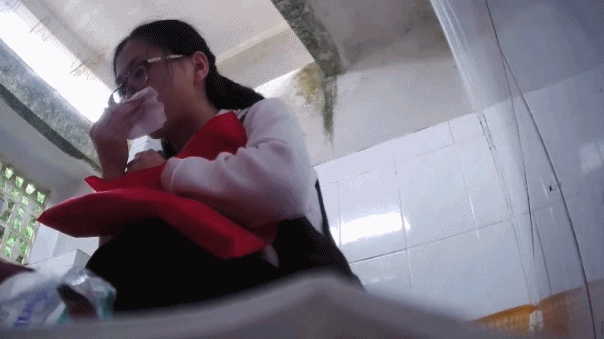 ⚡⚡屎上最强大神潜入某校室外女旱厕，仰视角偸拍课间超多学生和老师方便，各种美鲍尽收眼底，超赞视觉盛宴