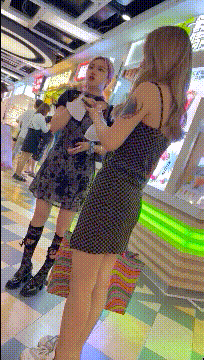 商城跟随偷窥逛街的漂亮美女 三闺蜜一起抄了 还是眼镜妹子最骚 透明内内逼毛清晰可见