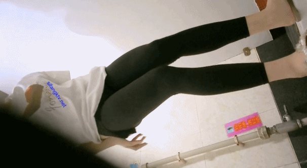 ⭐隔墙有眼⭐⭐原创厕拍⭐⭐⭐巨乳高跟连身裤上下全失守