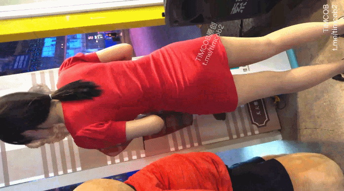 大神一路走一路抄底多位黑丝美女全是漂亮的小姐姐