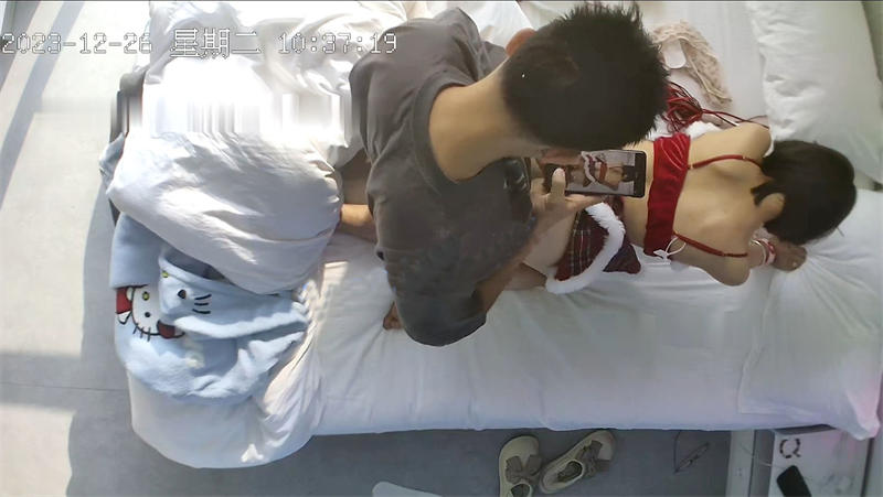 12-26圣诞夜后酒店偷拍！洛丽塔纯妹子穿上圣诞服和男友造爱，年轻人会玩！边操边骂妹子骚货，手铐皮鞭 掐脖强行操她