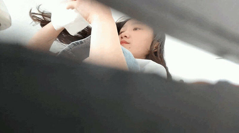 大神潜入女生宿舍偷窥多位小姐姐各种姿势嘘嘘