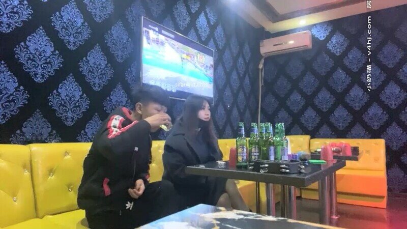 ♈♈♈  采花狂魔，【KTV勾搭探花】，寂寞的夜晚，KTV跟美女饮酒高歌，大奶子有些害羞，酒店偷拍香艳场景劲爆刺激