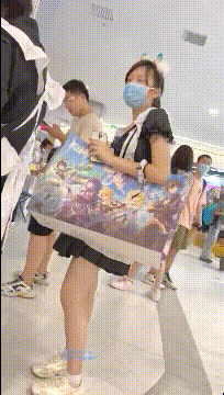 超市跟随偷窥跟闺蜜大采购的小姐姐 黄色小内内配大白屁屁很亮眼