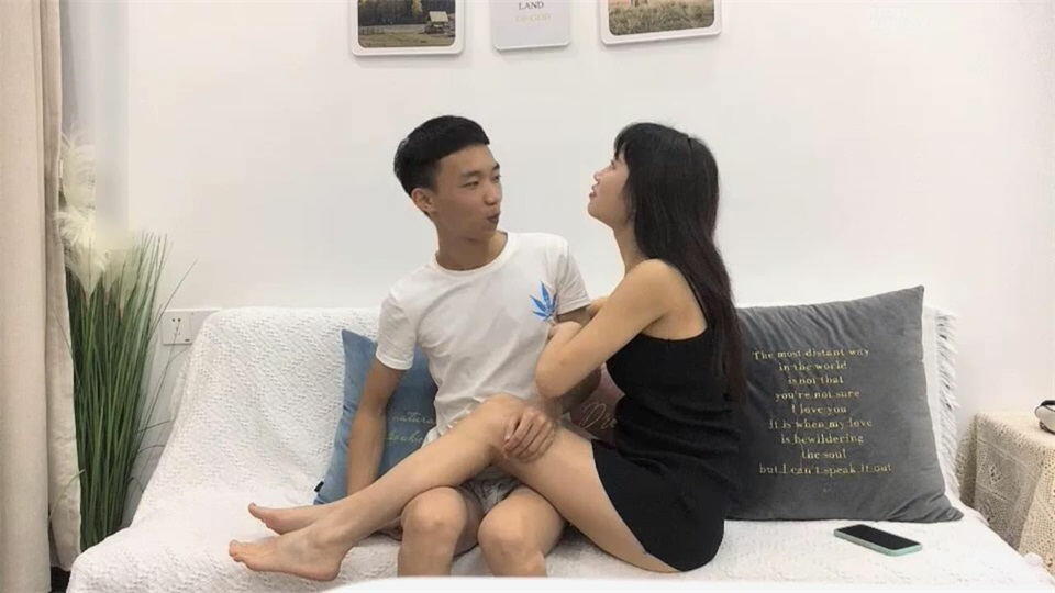 这样的00后小美女很勾人啊 吊带连衣包臀裙 顶不住冲动，白嫩大长腿观音坐莲缠绕操穴，抠逼啪啪猛力搞