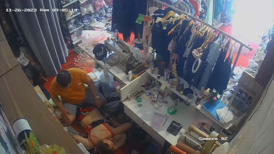 2023-11-26流出黑客破解网络摄像头监控偷拍❤️服装店老板给媳妇搽药兽性大发趴在媳妇身上发泄一下兽欲