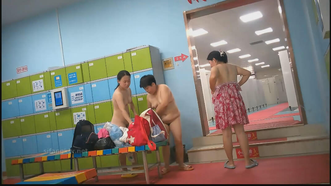 十二月新流出大神潜入水上乐园更衣淋浴间出口附近移动偷拍❤救生圈后面几个妹子扎堆换衣服