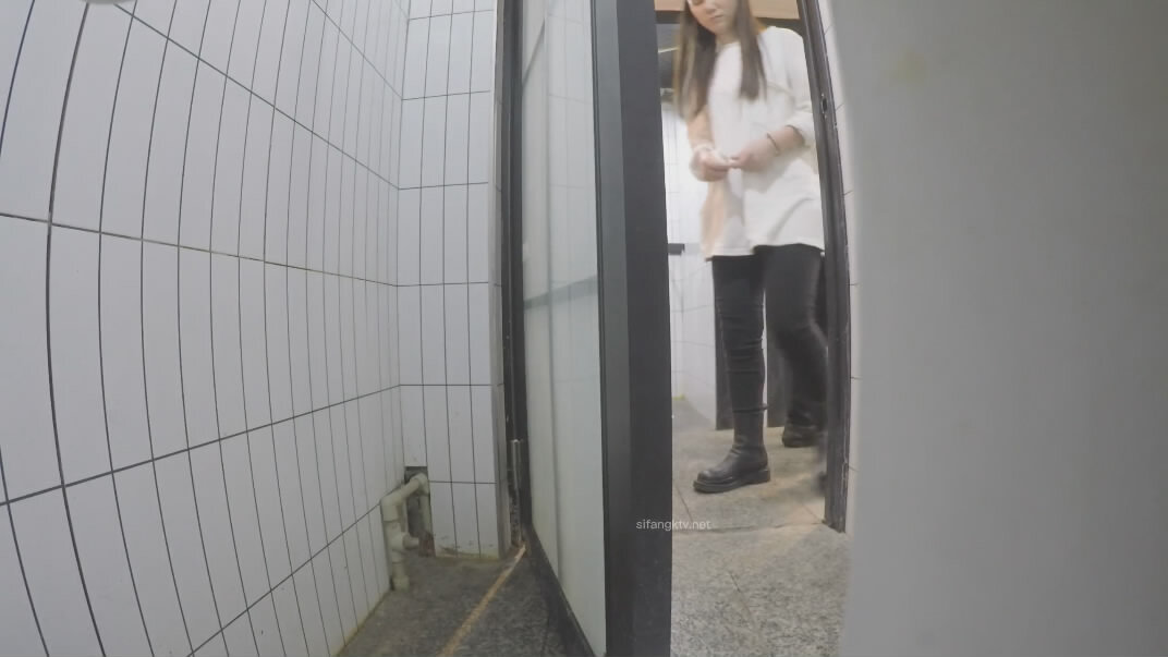 AXH十二月最新流出大神潜入餐厅女厕❤️后拍女顾客尿尿白衣美女貌似来月事了没带卫生巾把内裤弄脏了