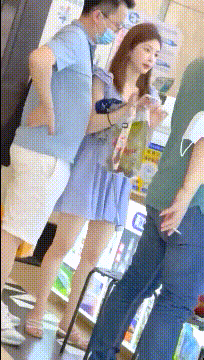 跟随偷窥跟老公出来旅游的高颜值气质小少妇 紫色小内内卡在白嫩丰满的大屁屁里太诱惑了