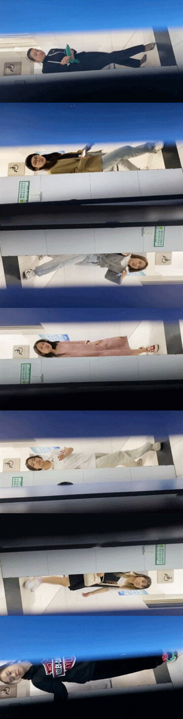 办公楼女厕全景偷拍多位美女嘘嘘没想到平时一本正经的女主管裤子里面的竟然穿的开档的黑丝