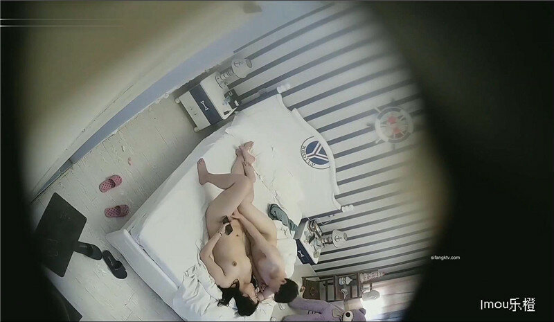 《居家摄像头破解》偷窥小伙各种姿势干丰满的眼镜女友