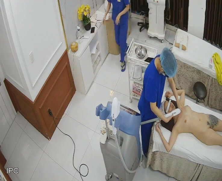 《监控破解》偷窥两位在美容院做激光脱毛和阴部护理的美女