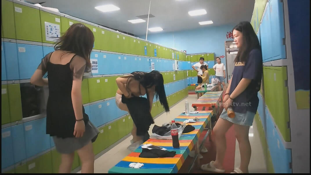十二月新流出大神潜入水上乐园更衣淋浴间出口附近移动偷拍❤救生圈后面几个妹子扎堆换衣服