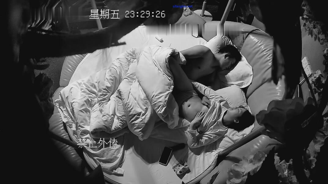 2023-11-20流出情趣酒店绿叶房偷拍❤️美女男友满足不了清早自慰自己满足自己