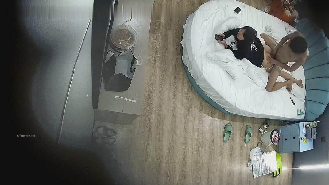 2024-01-14新流出酒店扇贝靠背床房高清偷拍❤️小哥开始貌似鸡巴硬度不够前后来回折腾妹子也没能插入