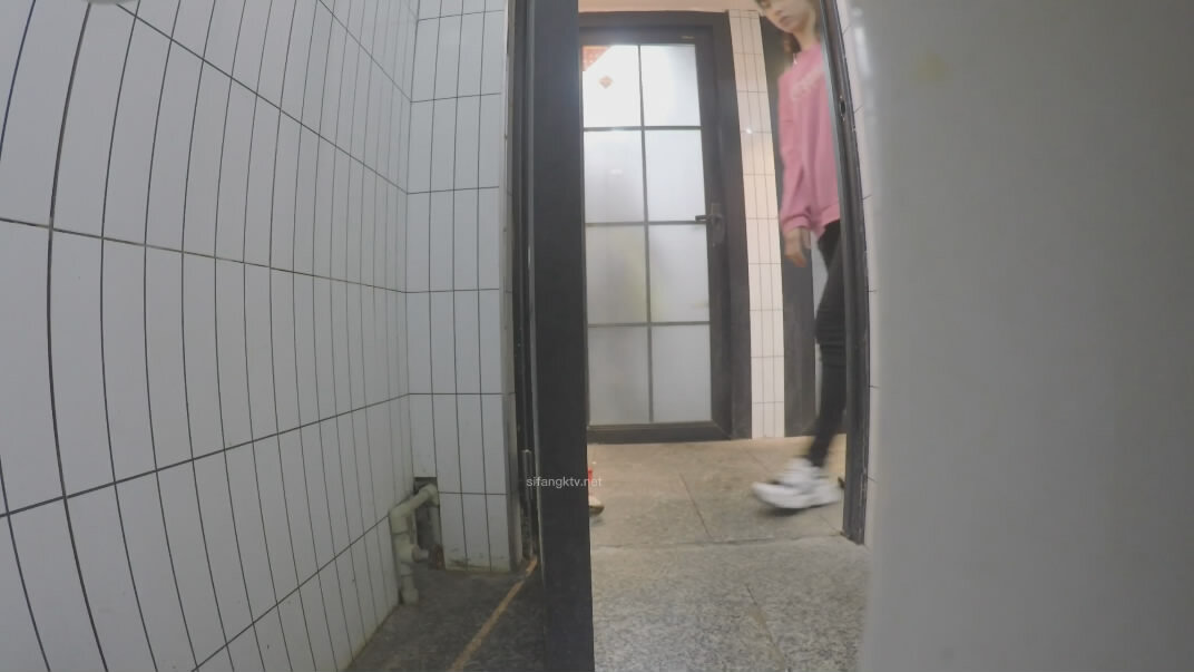AXH十二月最新流出大神潜入餐厅女厕❤️后拍女顾客尿尿白衣美女貌似来月事了没带卫生巾把内裤弄脏了