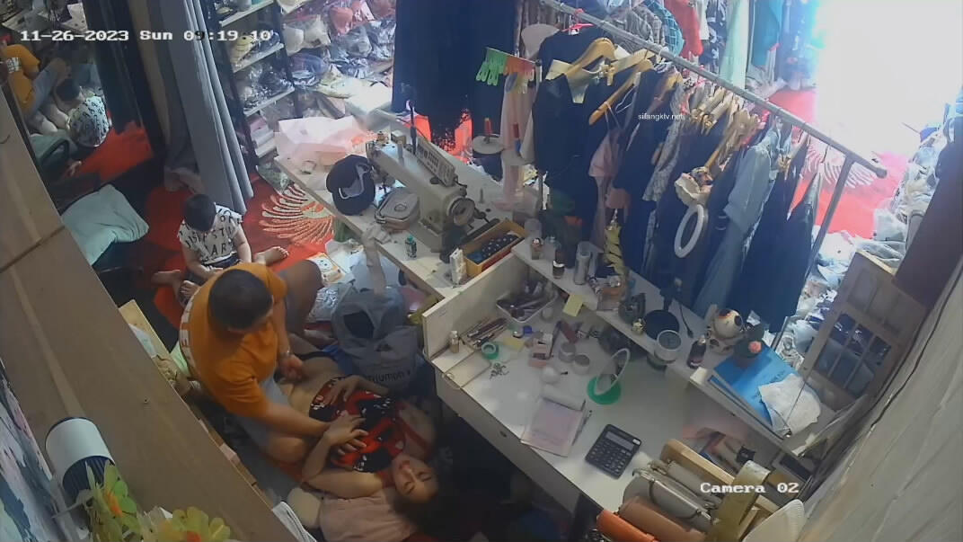 2023-11-26流出黑客破解网络摄像头监控偷拍❤️服装店老板给媳妇搽药兽性大发趴在媳妇身上发泄一下兽欲