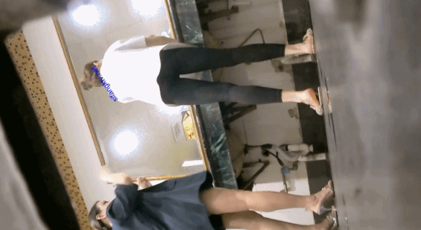 ⭐隔墙有眼⭐⭐原创厕拍⭐⭐⭐巨乳高跟连身裤上下全失守