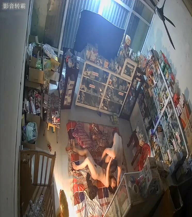 《居家摄像头破解》杂货店关门了以后小伙地板上各种姿势玩老婆的鲍鱼69