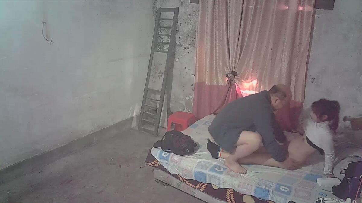 ⚡⚡黑客破解真实流出，待拆迁区简陋快餐房打工男人的天堂，长得还可以的小姐姐车轮战，有老有少生意火爆，秃顶大叔猴急