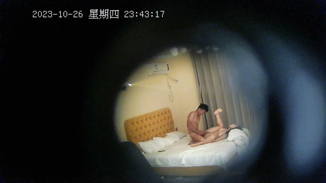 2023-10-27流出酒店钟点房偷拍❤️黑丝包臀裙美女喝多 被男人带到酒店玩弄给女的操的杀猪似的淫叫