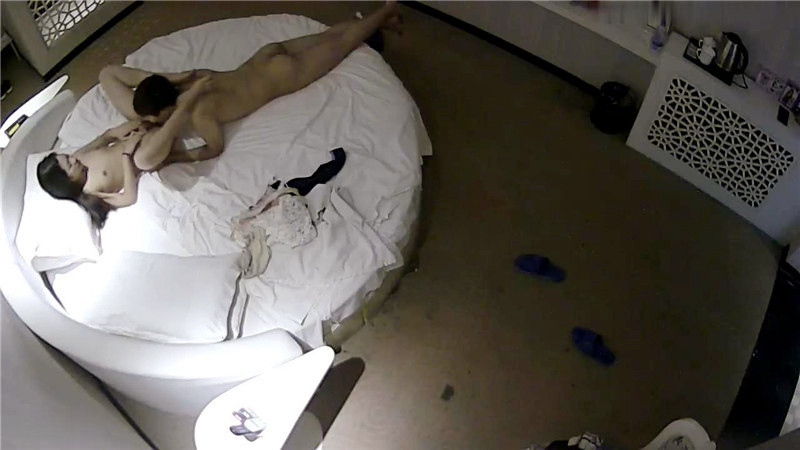 《监控破解》偷窥小伙约炮长发美少妇各种姿势啪啪啪吃鲍鱼