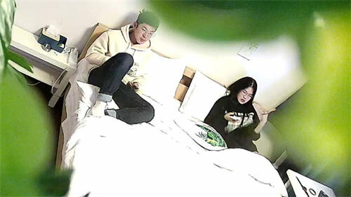 11-26酒店偷拍！目测172CM的身材高挑四眼文静小美眉，反差很大 和男友在一起 就是个极品骚货，大长腿九头身 ，很耐操 干一小时