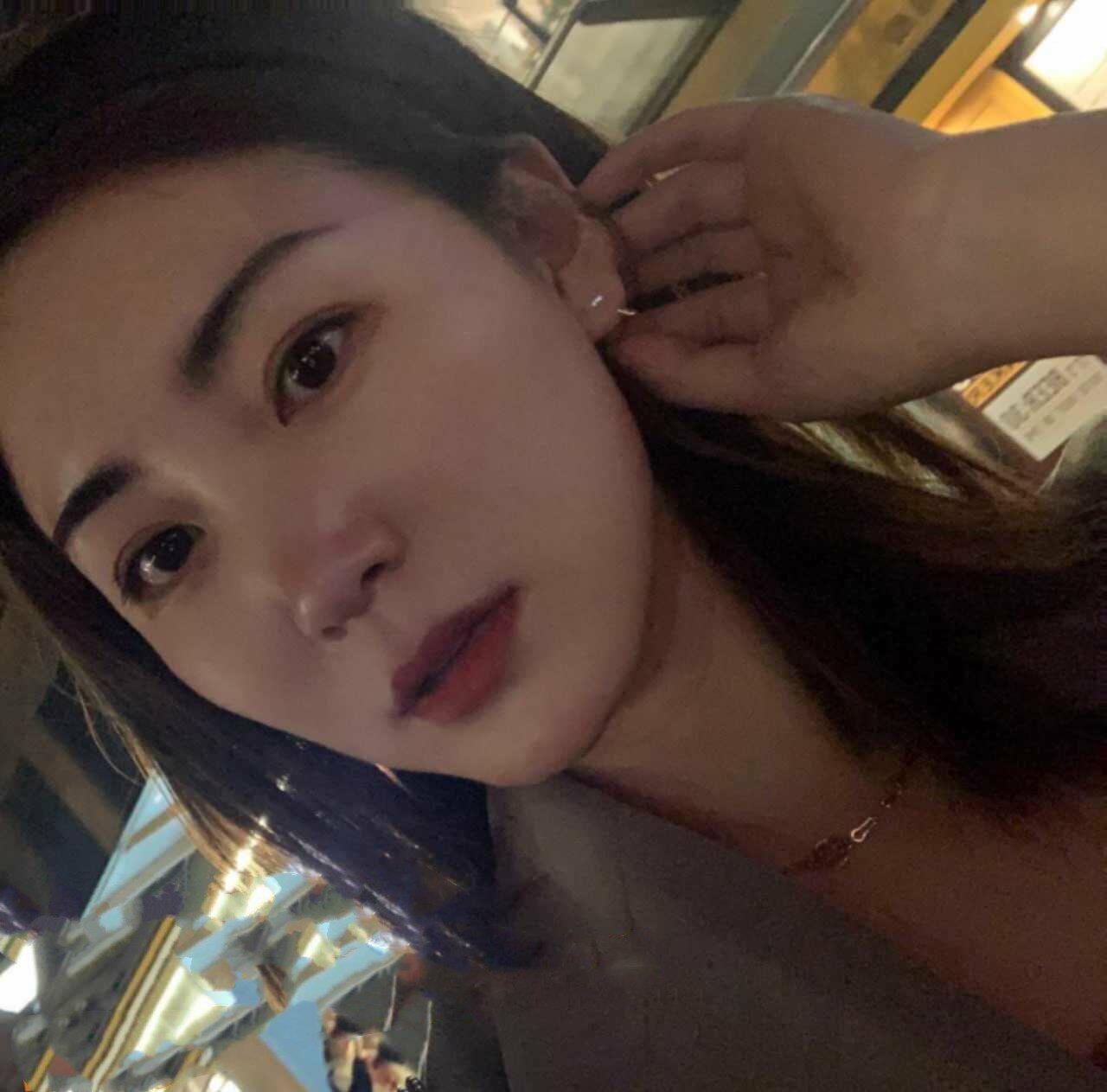 泄密流出❤️极品反差婊女神母狗暴雪莹满身写着淫文掰开骚穴特写 乘骑后入肥臀乱颤内射