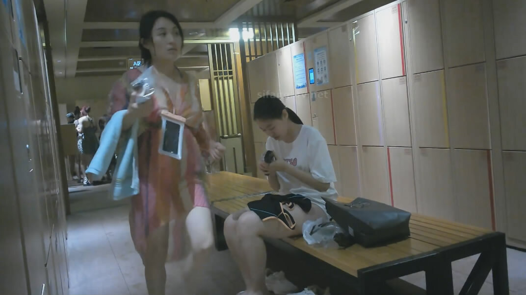 十二月新流出大神潜入水上乐园更衣间四处游走偷拍❤️一袭红衣美女主动在镜头前换穿不幸被拍