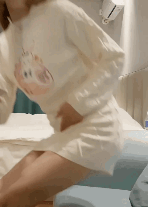 AI高清画质增强⚡外围女神猎啪『大熊探花』❤️约啪高颜值文学系萝莉美女，又白又直的青春萝莉美腿 操起来非常爽