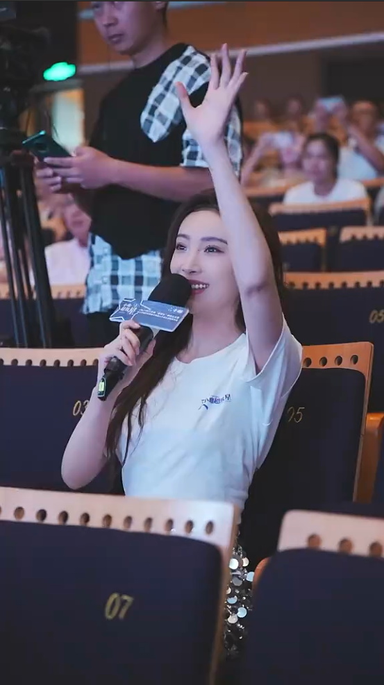 ❤️丨央视主持人丨演员丨❤️【马卉】直播间卖骚露点丨
