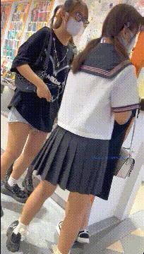 商城跟随偷窥跟同学逛街的Jk学生美眉 小内内紧紧包着小屁屁好诱惑