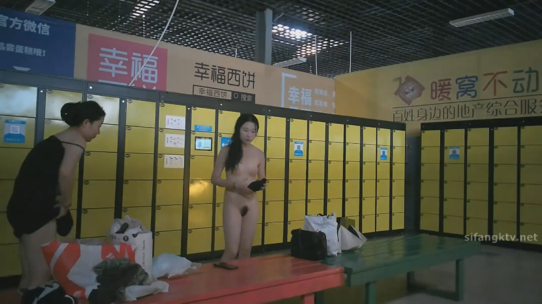 十二月新流出大神潜入水上乐园更衣室❤️偷拍隐形文胸美女VS纹身靓妹性感的逼毛