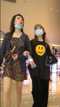 商城跟随偷窥漂亮美女 碎花裙小姐姐 要有点约束 姿势不是很雅观 虽然方便我欣赏